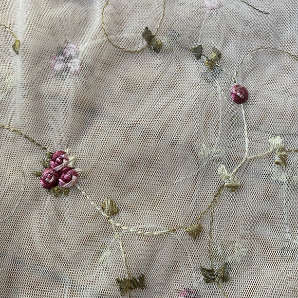 Absolutely gorgeous sheer floral white top - Picture 5 of 6